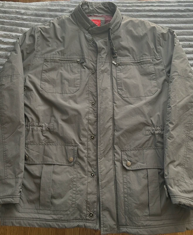 Parka del marchio Oscar, by Oscar de la Renta, in colore grigio, taglia XL/EXG. Capo dal design classico, e maschile con finiture, di qualità premium. Caratteristiche: